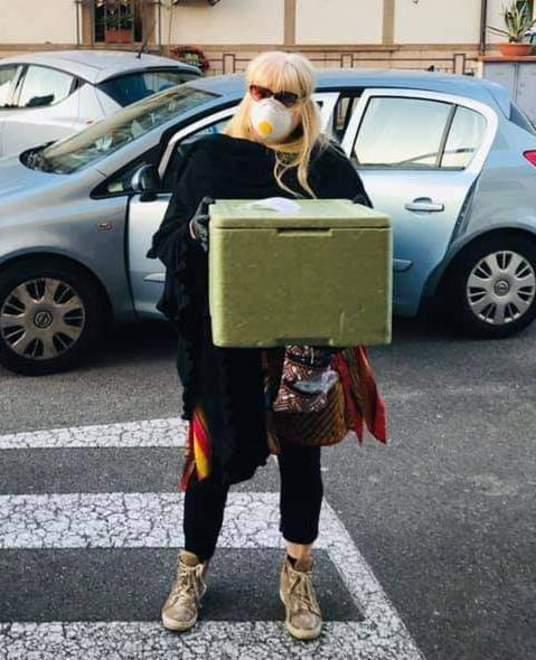 Valeria Innocenti mentre fa una consegna per il suo ristorante