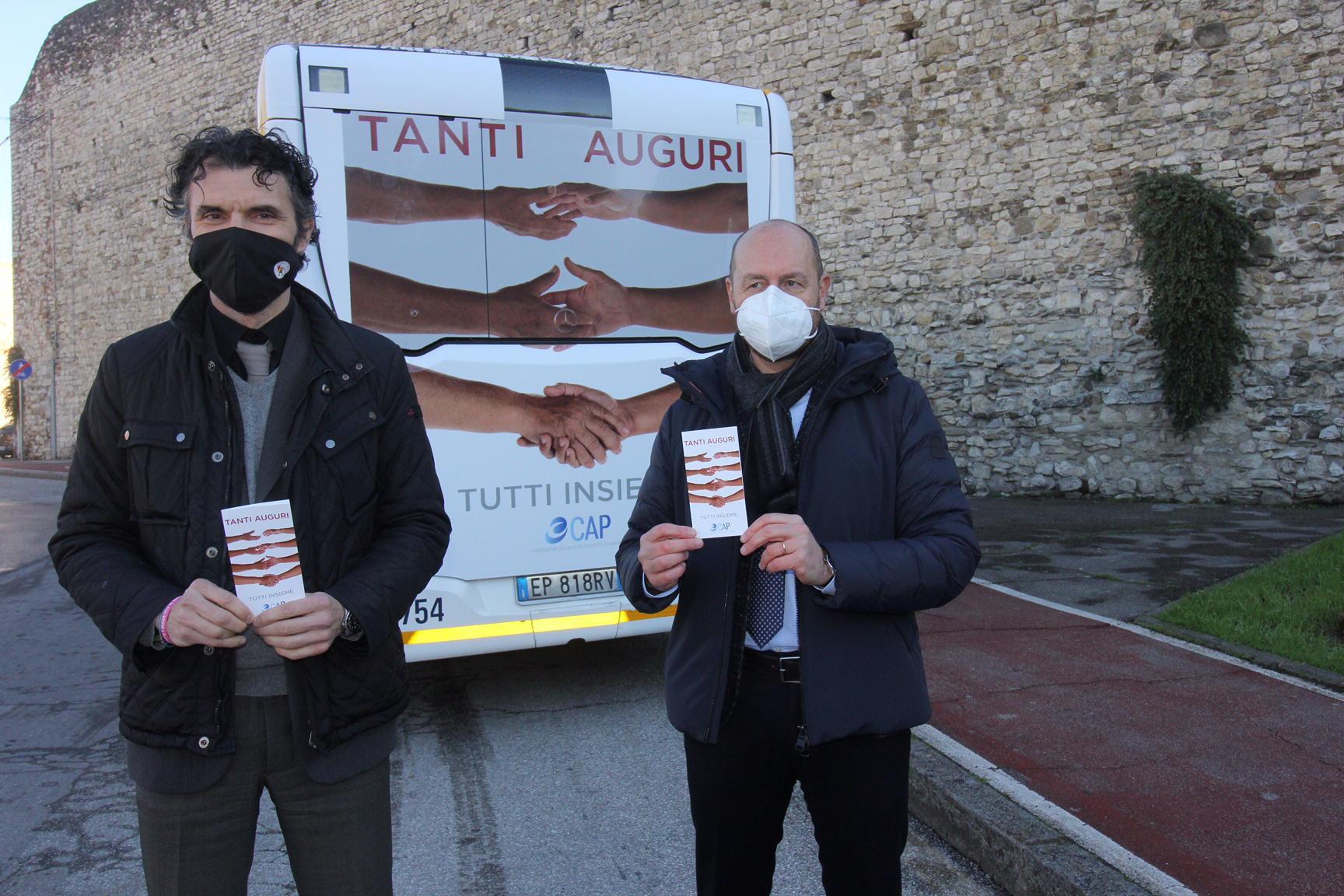 Il sindaco Matteo Biffoni insieme al presidente della Cap Federico Toscano davanti al cartellone di auguri sull'autobus