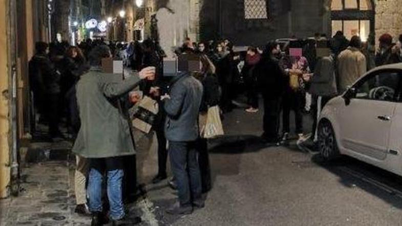 Medico contro gli assembramenti «Così si mette a rischio la vita»