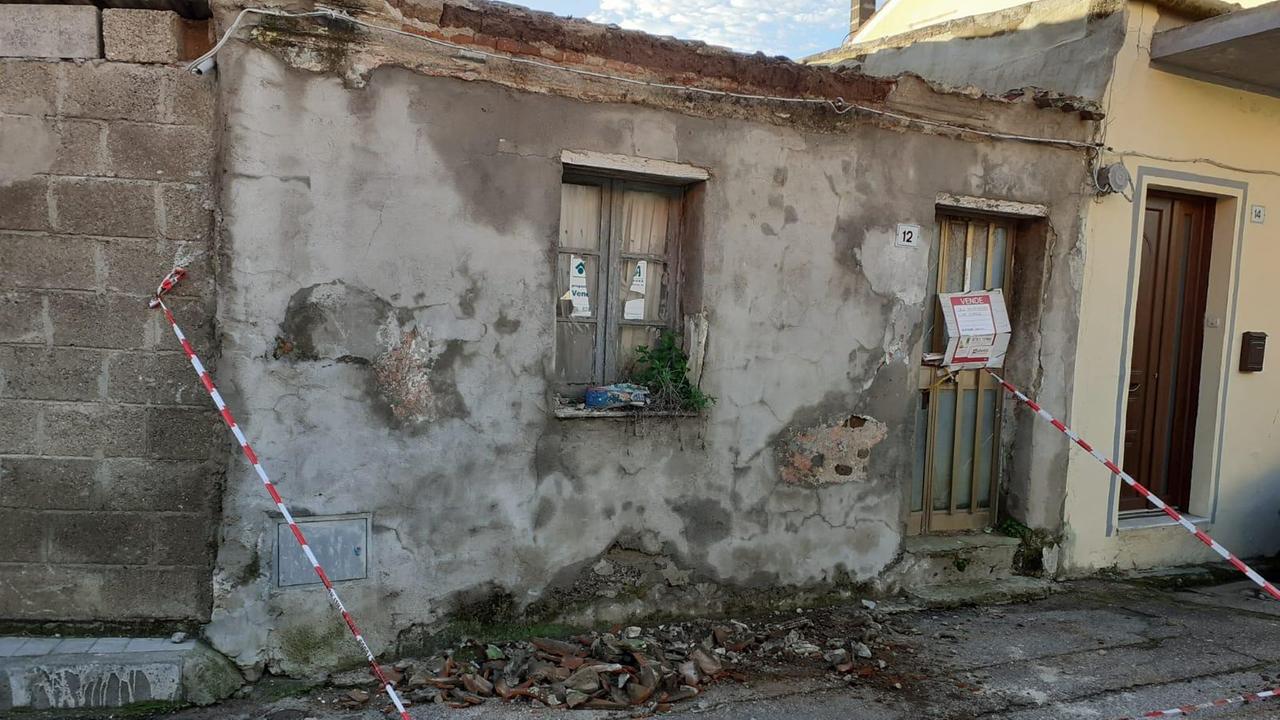 Oristano, crolla una vecchia casa a Silì