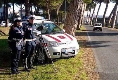 Telefonino alla guida, controlli più severi a Rosignano: vigili in borghese multano 10 automobilisti 