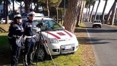 Telefonino alla guida, controlli più severi a Rosignano: vigili in borghese multano 10 automobilisti