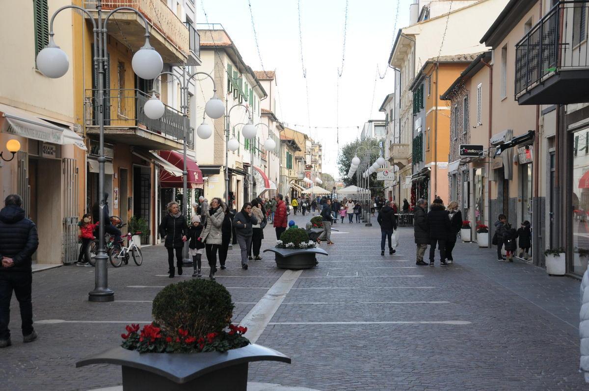 Follonica, assembramento al bar: scatta la multa 