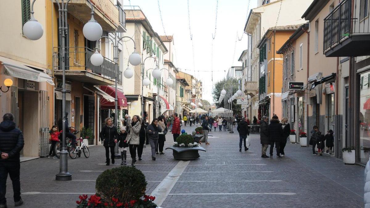 Follonica, assembramento al bar: scatta la multa