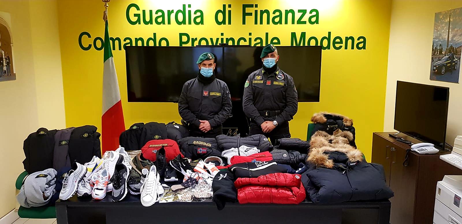 Modena, trovato con borse e sacchi pieni di vestiti e scarpe con false griffe