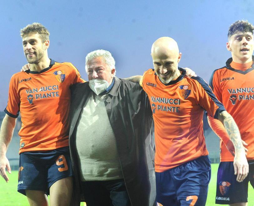 Gucci e Valiani con alle loro spalle Tempesti, sorreggono un commosso Orazio Ferrari (Foto Gori)