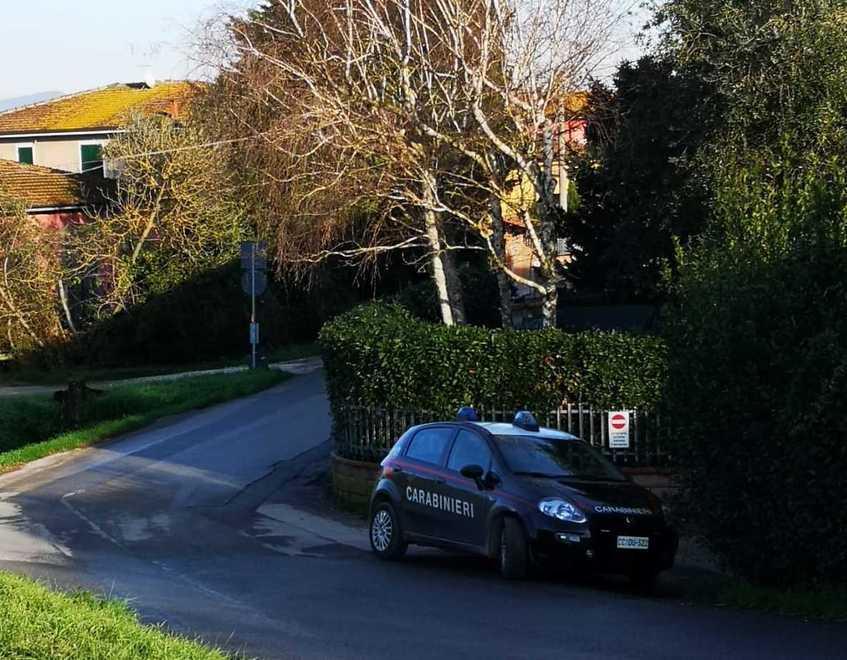 Spara al vicino dopo la lite per i cani: giovane resta ferito, arrestato 51enne 
