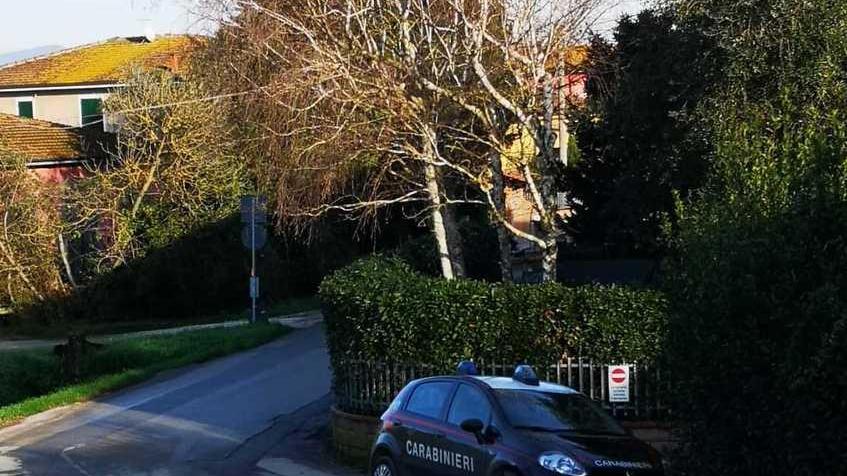 Spara al vicino dopo la lite per i cani: giovane resta ferito, arrestato 51enne
