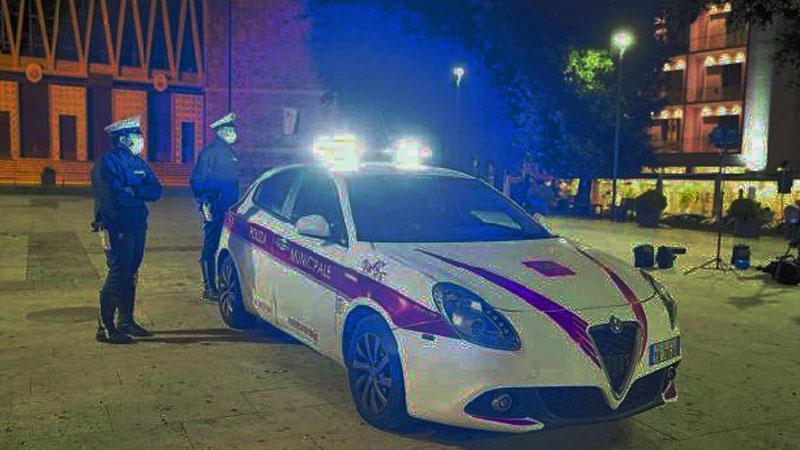 Estorsione a dei coetanei in pieno centro: finiscono ai domiciliari due adolescenti 