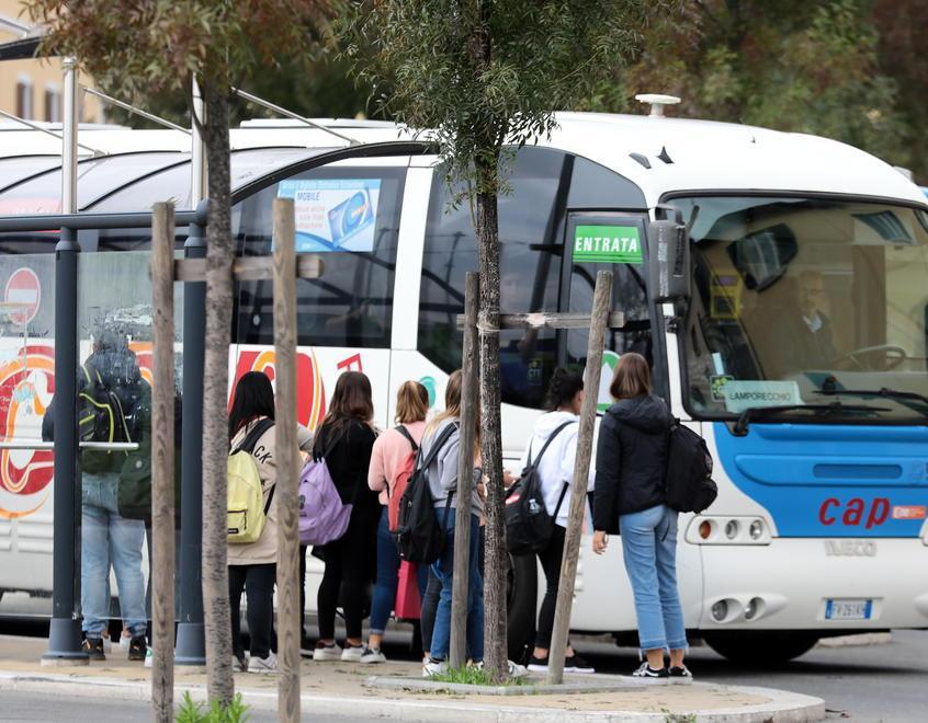 Studenti alla fermata dei bus per andare a scuola (Foto Carlo Sestini)