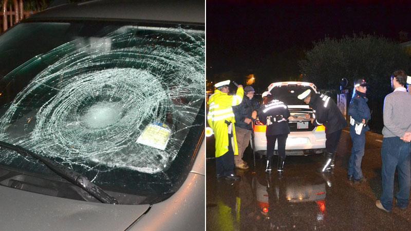 Il cofano della Fiat Punto condotta da Chelini. I rilievi della polizia municipale