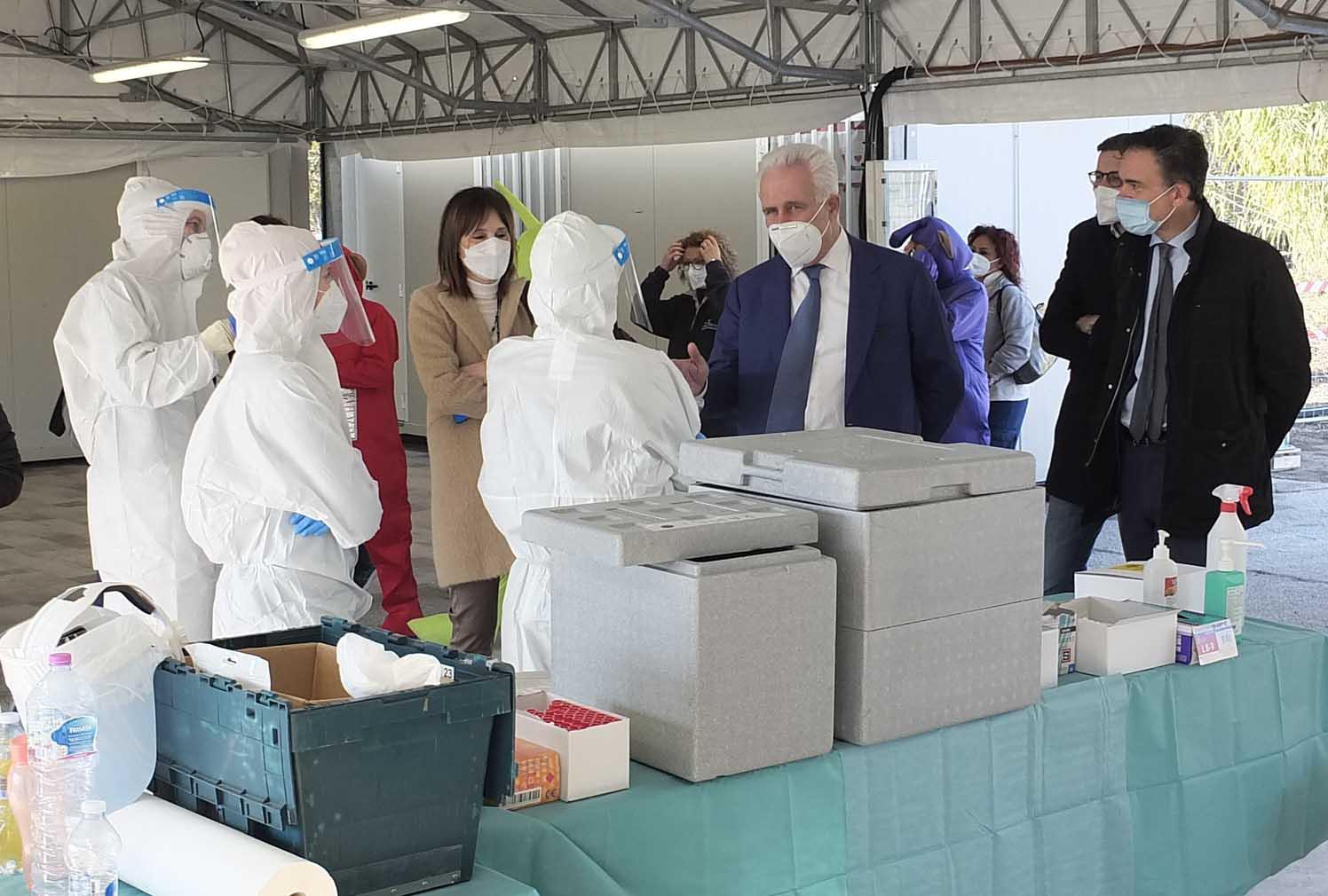 Giani in visita in un ospedale toscano