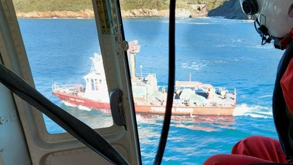 Una fase delle ricerche dei vigili del fuoco