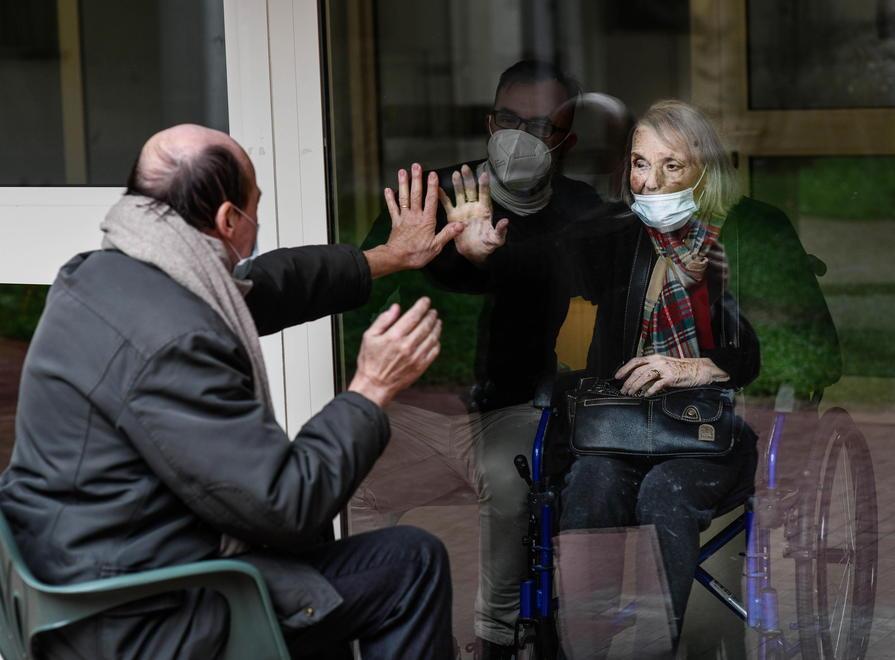 Viaggio nella rsa Don Gori: «Ci vediamo dal vetro, da febbraio non ho più abbracciato mia madre»