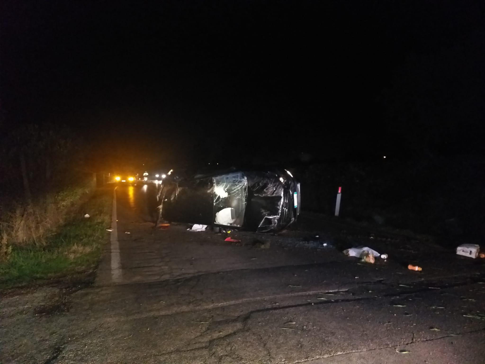L'auto ribaltata al centro della carreggiata in via Montalese
