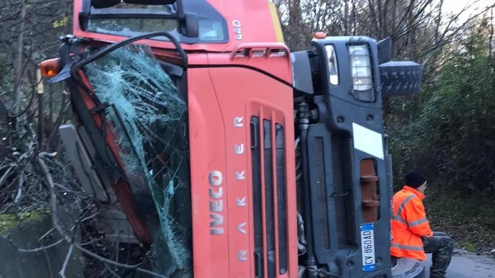 Camion del marmo si ribalta tragedia sfiorata a Torano