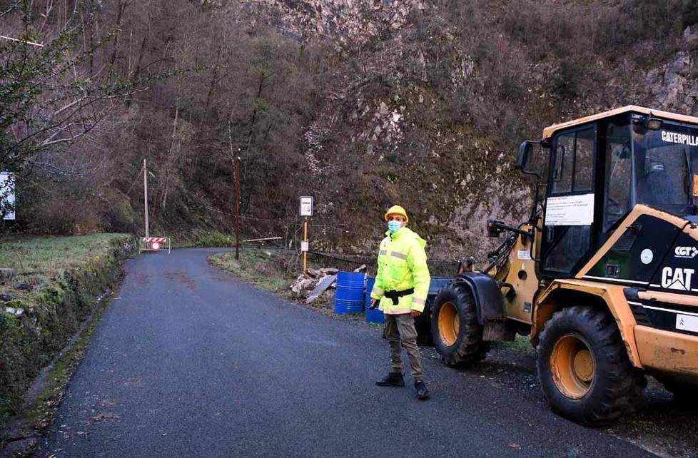 Liberata dalla frana la strada per Vinca