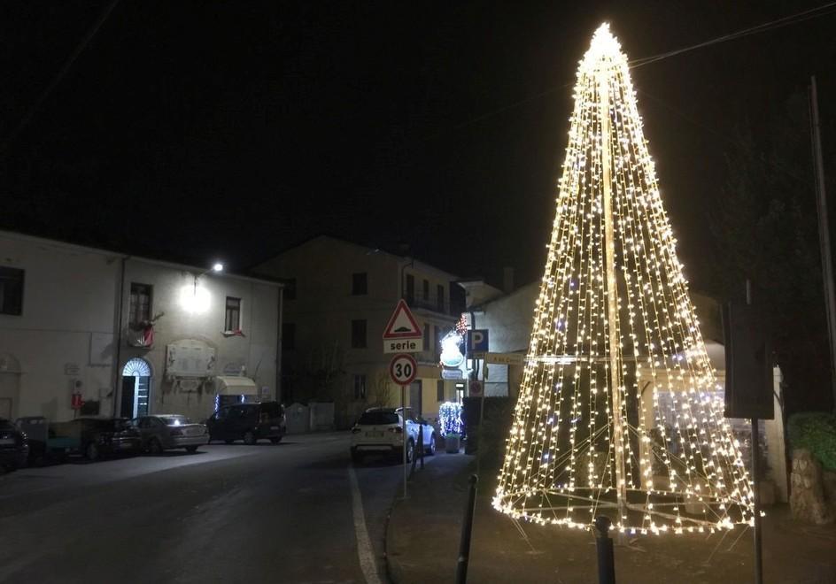 Quattro maxi alberi di Natale