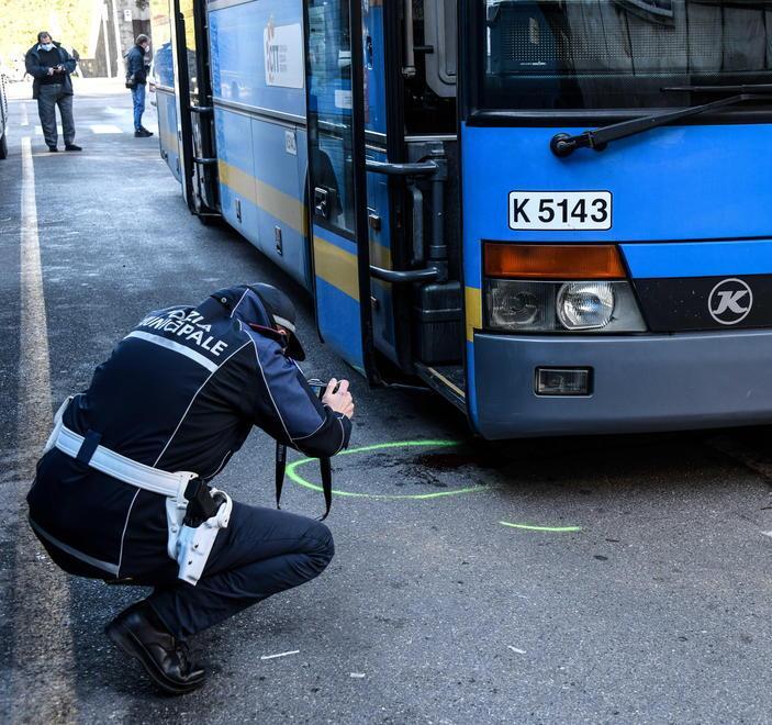Travolta dal bus in piazzale Verdi Grave a Cisanello una 55enne