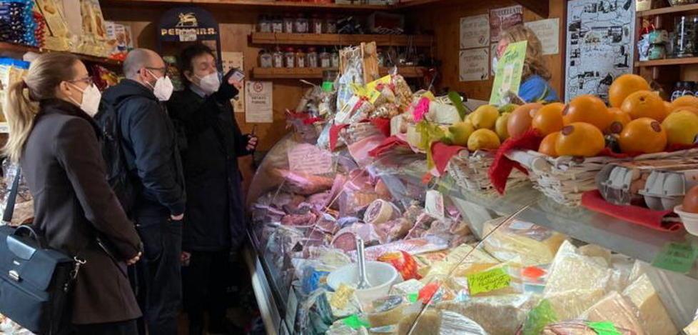 L’ispettore censore di «Striscia la Notizia» nei negozi cittadini 