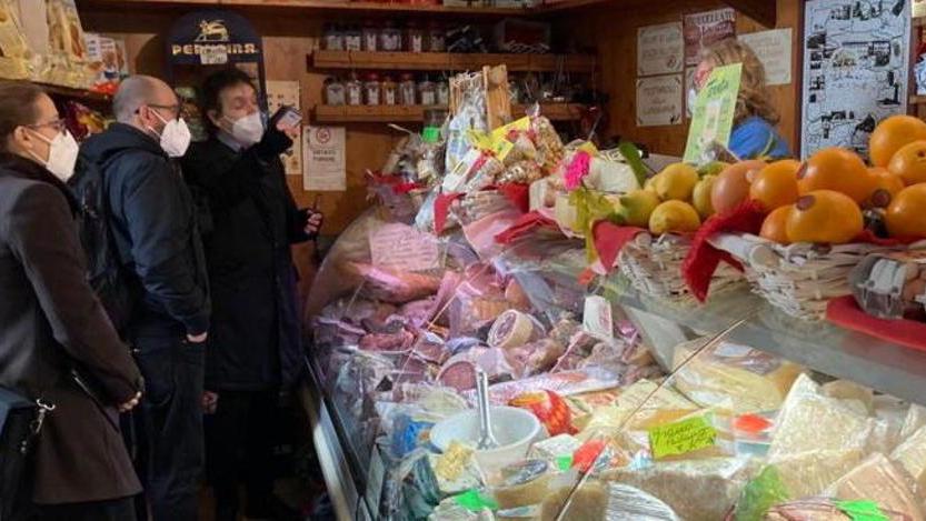 L’ispettore censore di «Striscia la Notizia» nei negozi cittadini