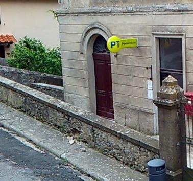 Apertura ridotta delle Poste, lunghe code allo sportello 