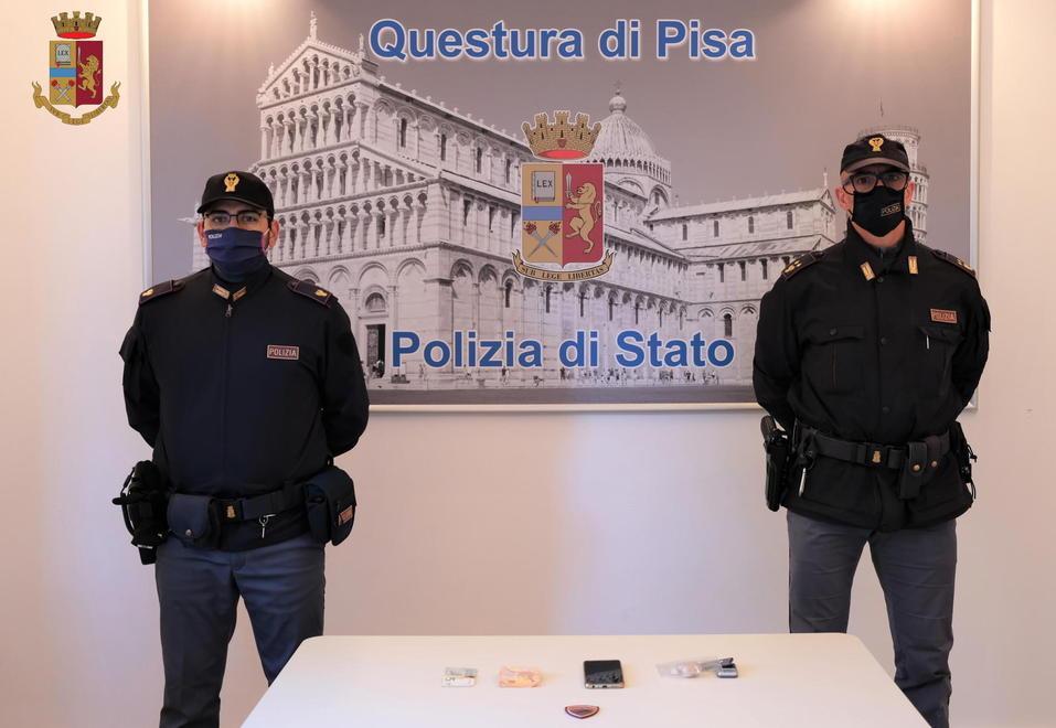 Vede i poliziotti e scappa bloccato con l’eroina in tasca
