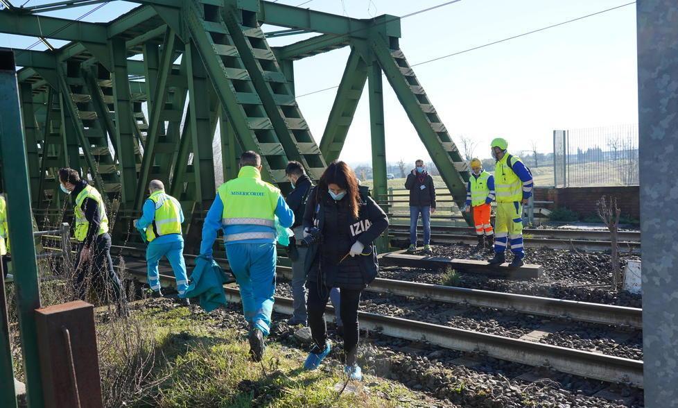 Aspetta il treno, poi si fa travolgere davanti a due testimoni: muore giovane 