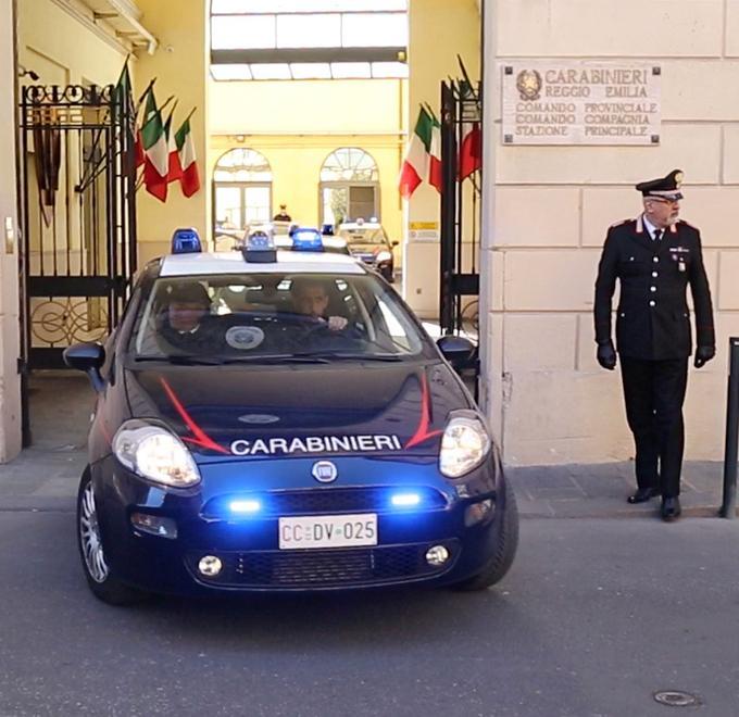 Sfascia casa alla ex e picchia i carabinieri 