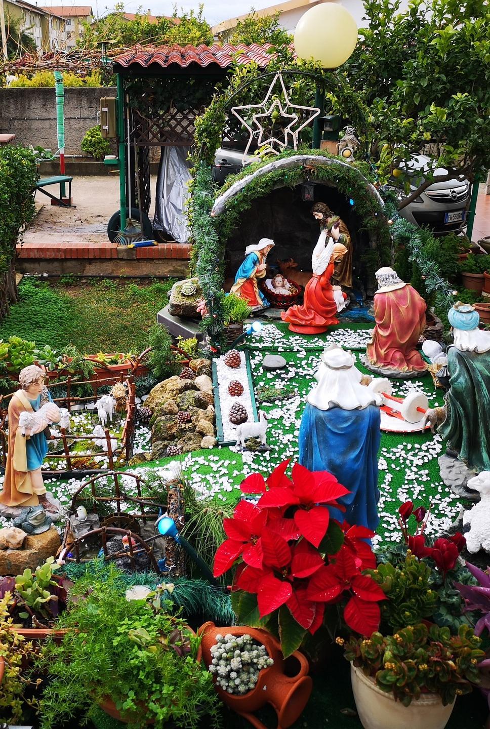 Vincenzo e il presepe nel giardino di casa