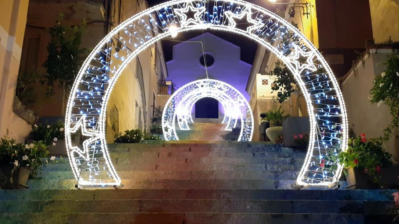 Fori non autorizzati sulle scale di granito di Arzachena, la ditta: «Rimedieremo»