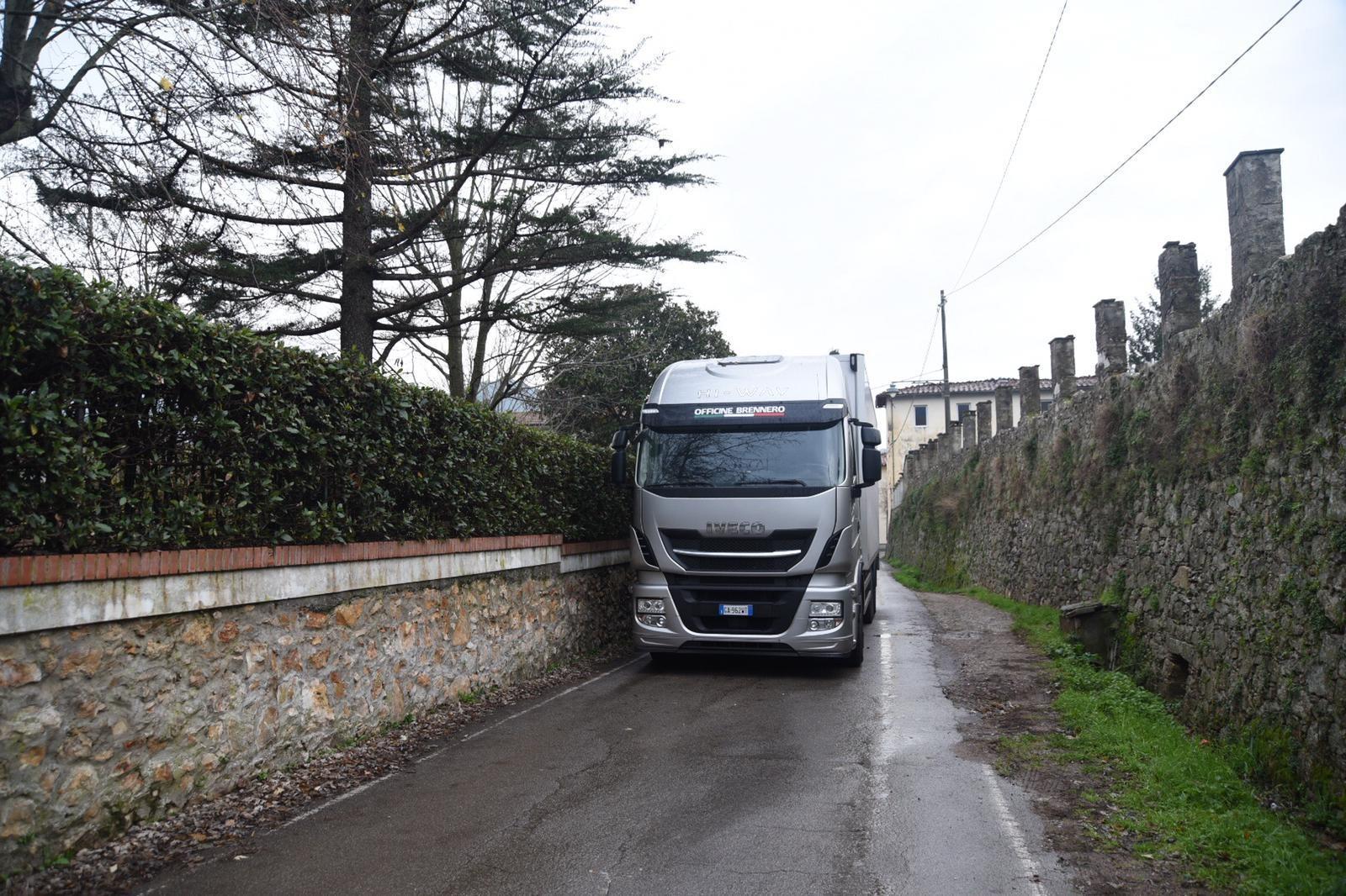 Mano schiacciata dal cassone del camion: ferito 40enne