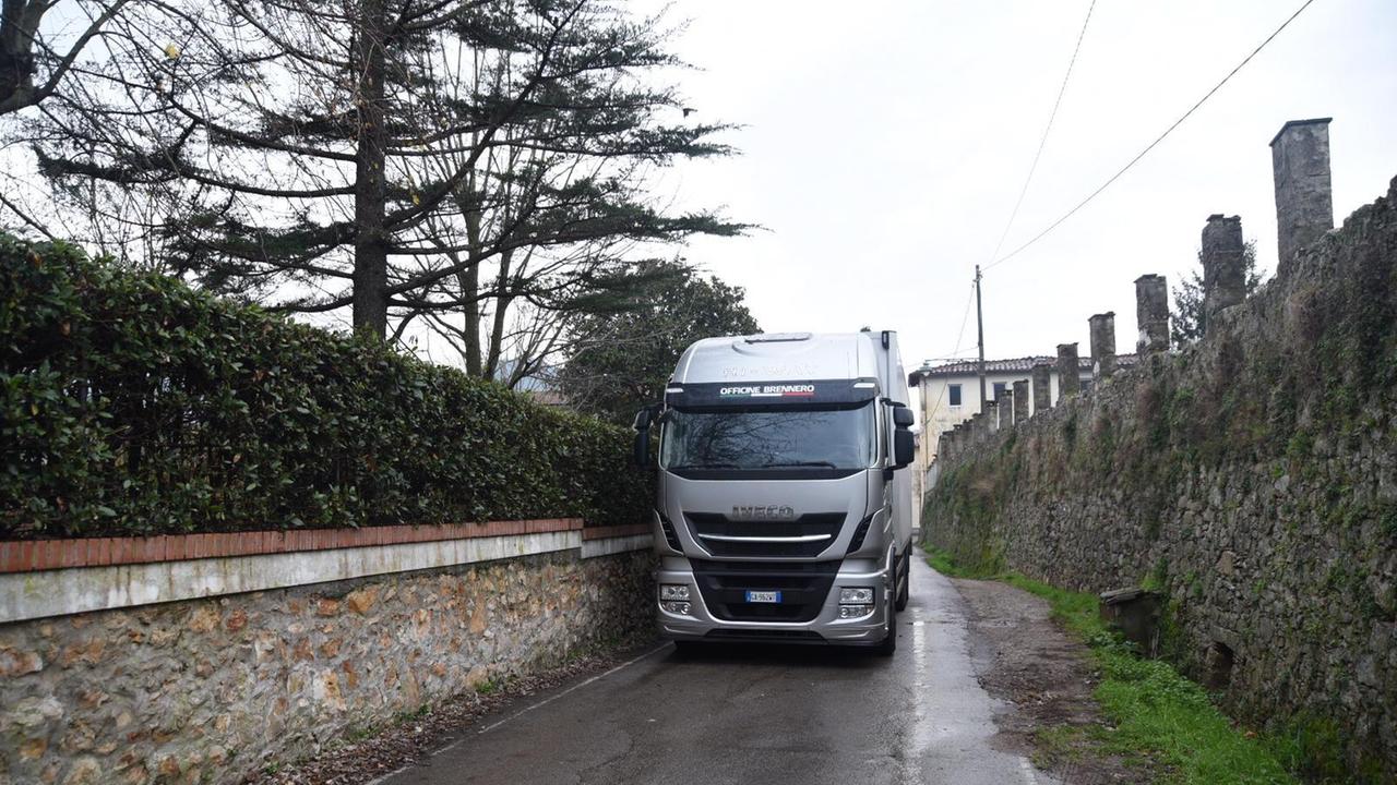Mano schiacciata dal cassone del camion: ferito 40enne
