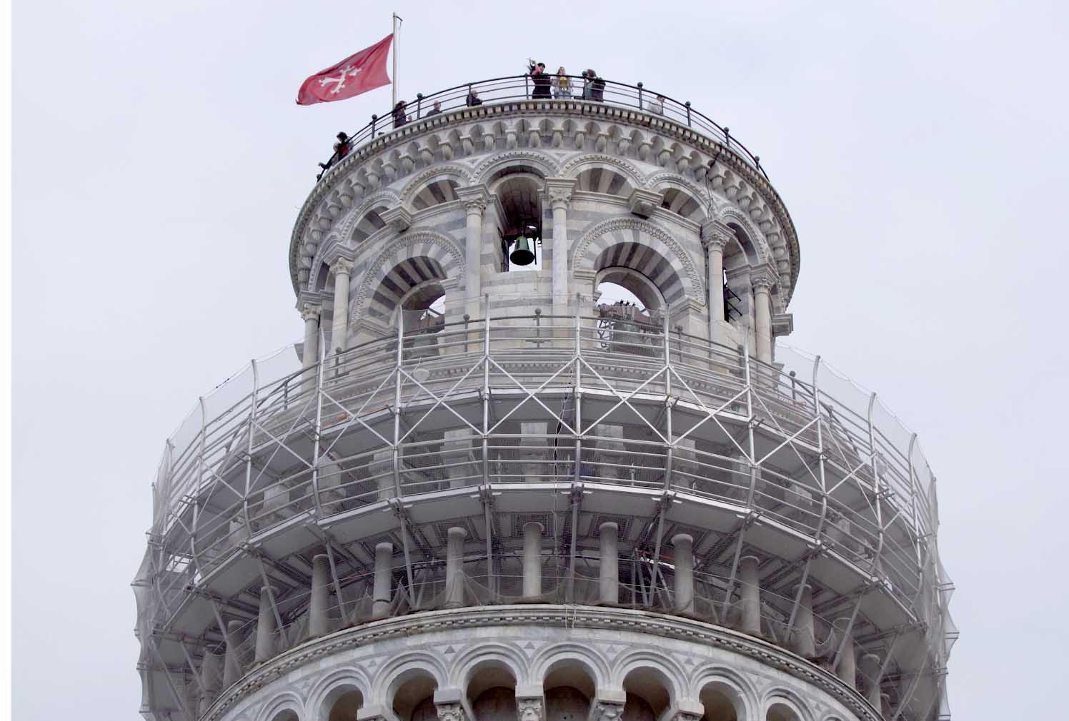 Sos-capitelli alla Torre di Pisa: a distanza di dieci anni tecnici di nuovo in quota 