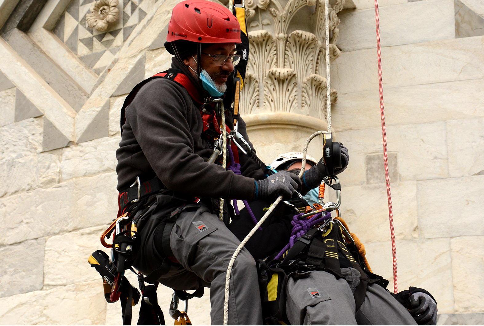 Torre di Pisa: gli acrobati custodi dei marmi tra funi, caschi e altezze vertiginose 