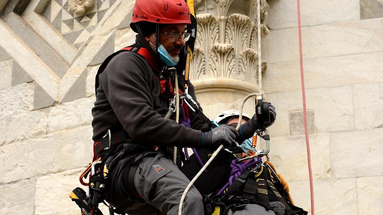 Torre di Pisa: gli acrobati custodi dei marmi tra funi, caschi e altezze vertiginose