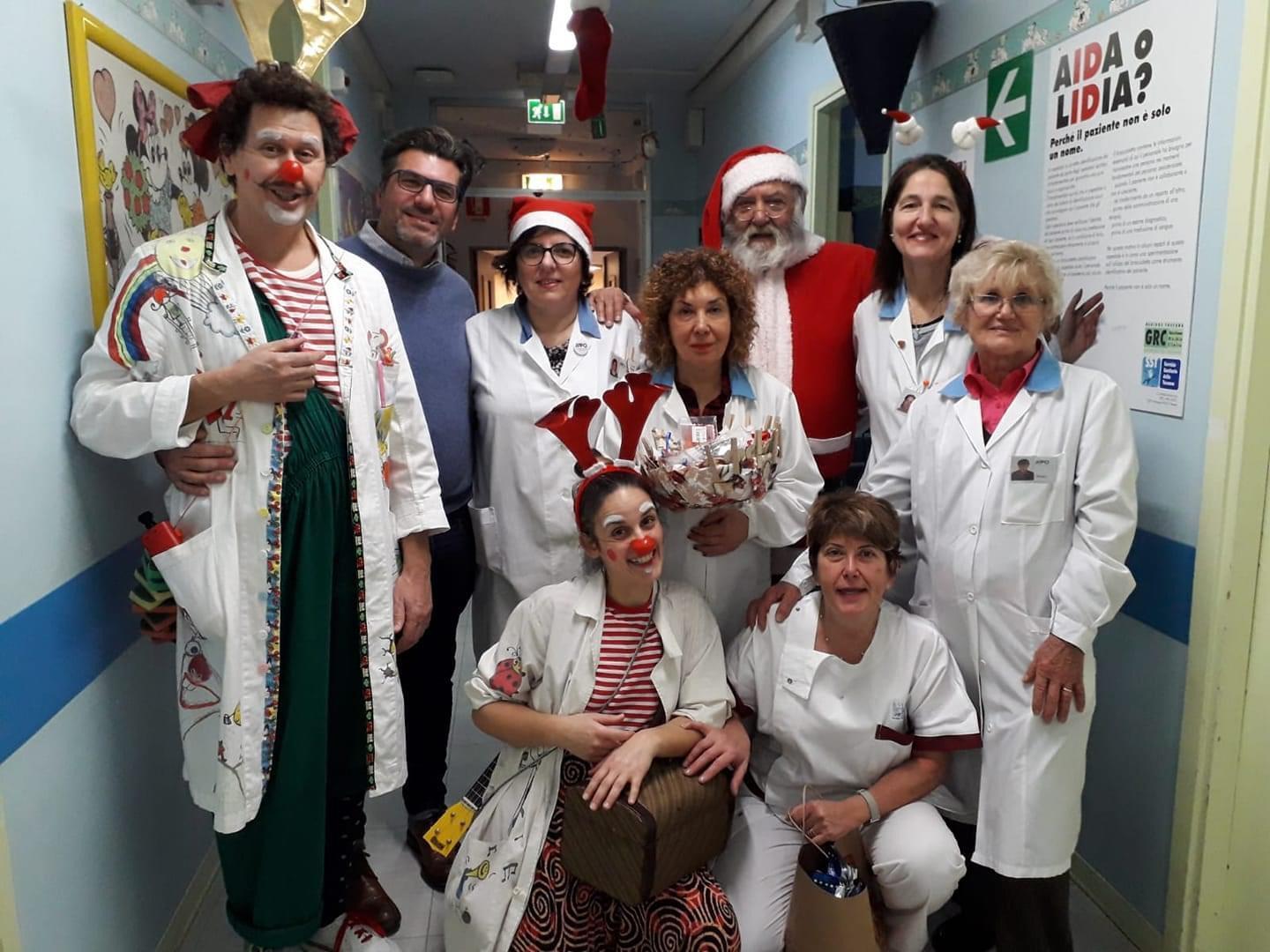 Volontari dell’Aviip e personale sanitario nel reparto di pediatria all’ospedale Lotti di Pontedera