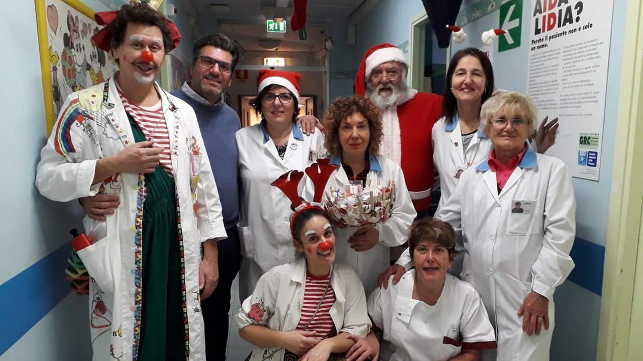 Volontari dell’Aviip e personale sanitario nel reparto di pediatria all’ospedale Lotti di Pontedera
