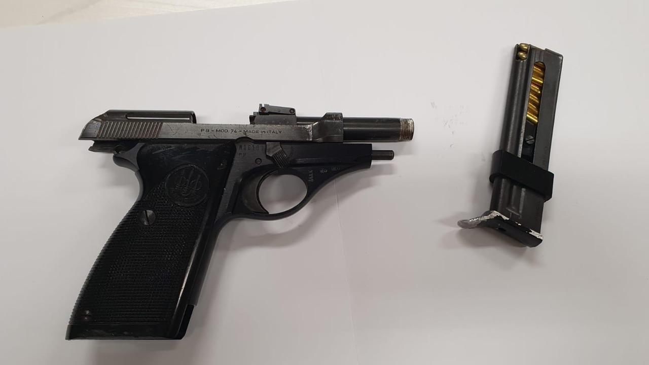Fuggono dalla polizia e lanciano dal finestrino dell'auto la pistola rubata: arrestati