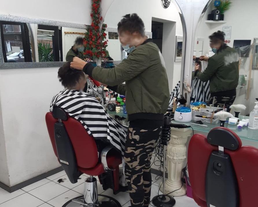 La polizia municipale chiude un negozio di barbiere
