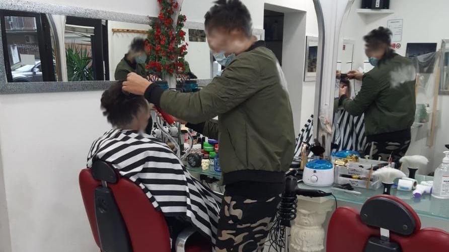 La polizia municipale chiude un negozio di barbiere