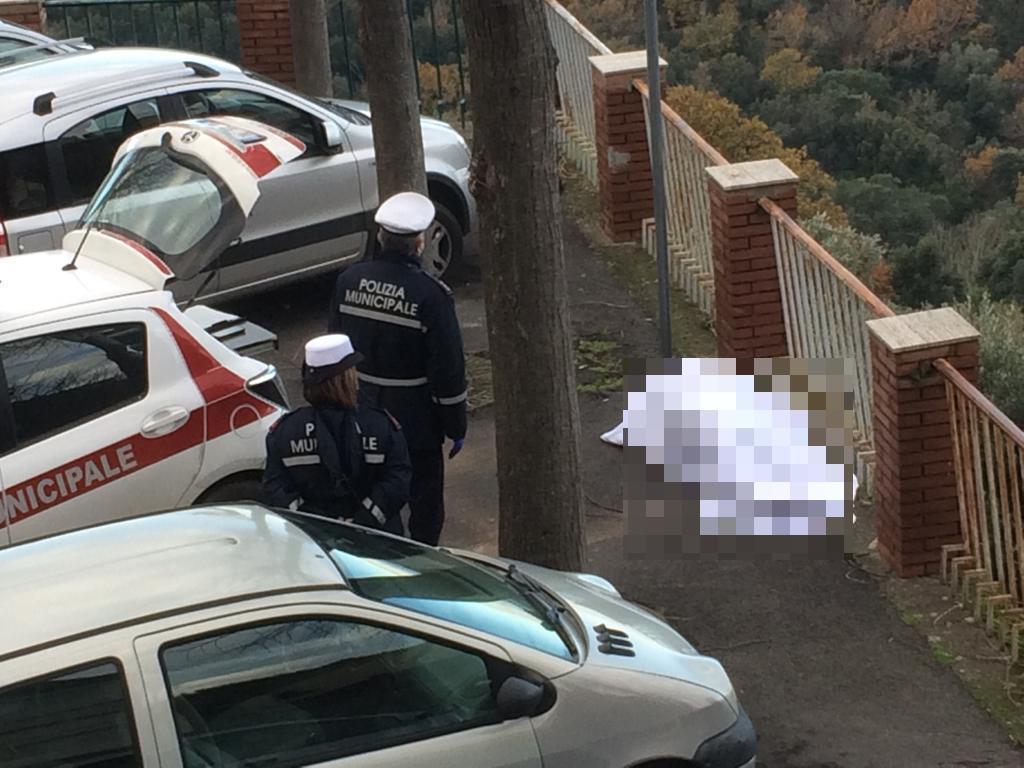 Trovato morto sul ciglio della strada
