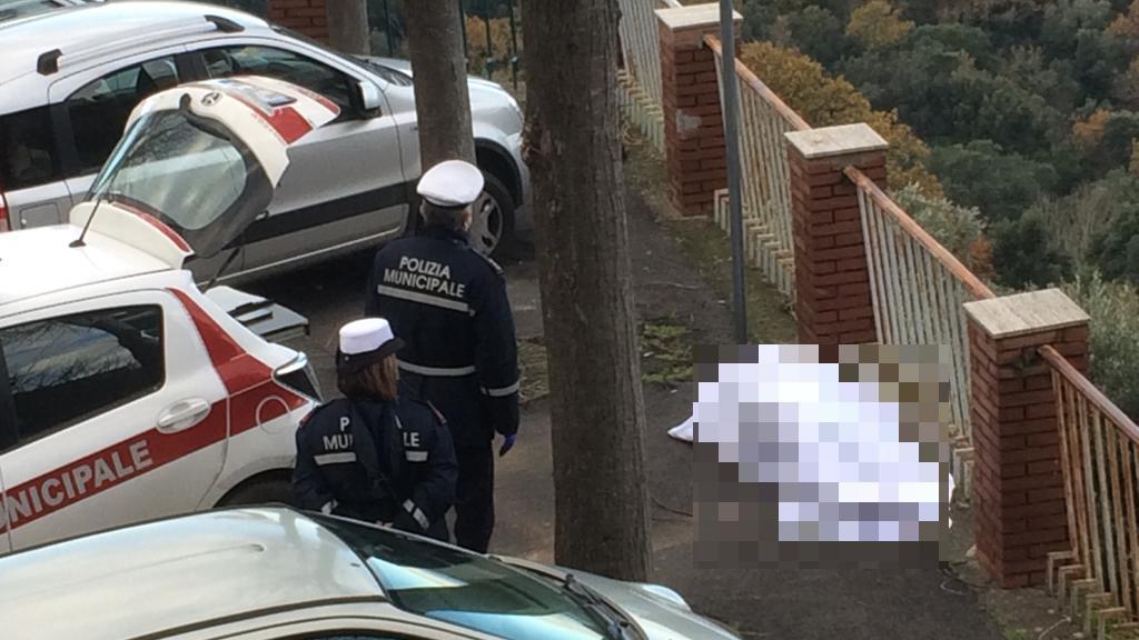 Trovato morto sul ciglio della strada