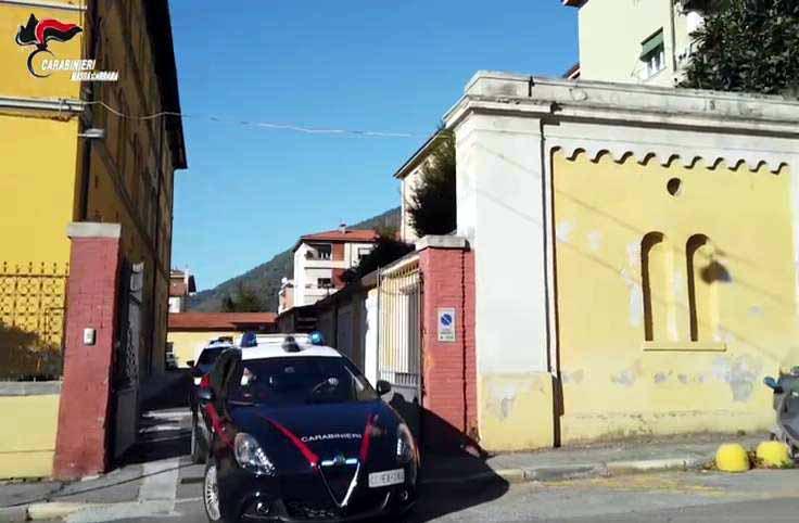 Scandalo accoglienza, una mamma denuncia: «Lividi e graffi sul piccolo corpo della mia bimba» 