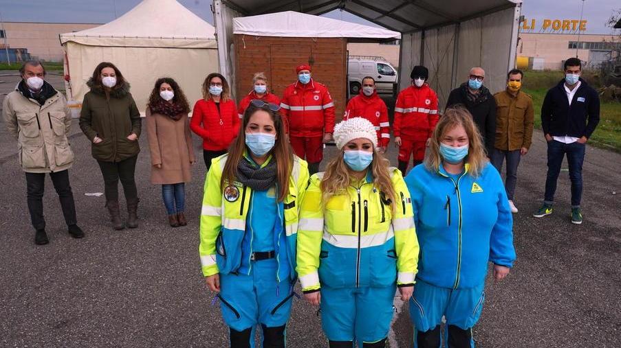 L’inaugurazione della nuova postazione “drive-trough” per i tamponi rapidi di fine quarantena, il cui risultato verrà comunicato nell’arco di 15-20 minuti
