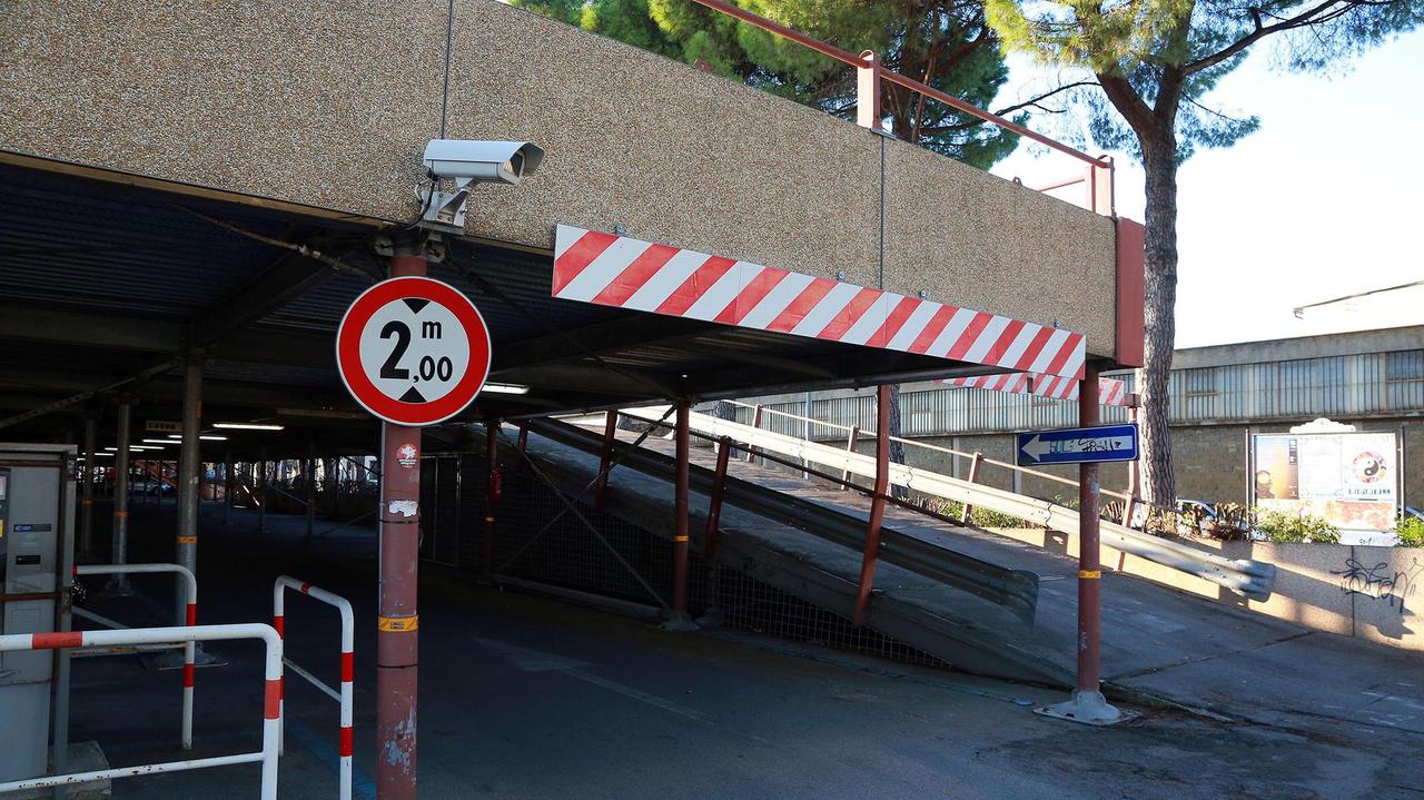 Il parcheggio multipiano di via XI Febbraio a Empoli (foto Carlo Sestini)
