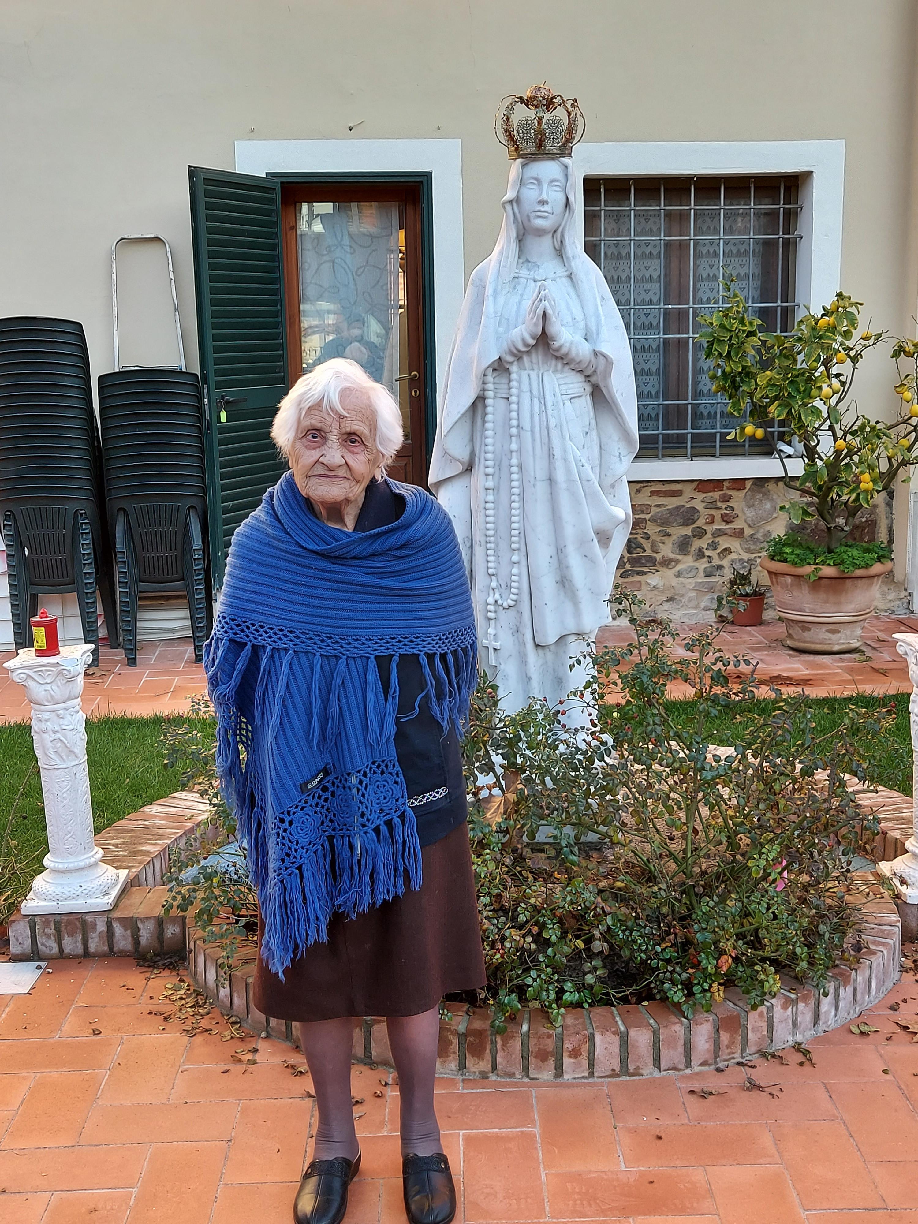 Nonna Renata sconfigge il Covid a 102 anni e torna a passeggio nel parco degli animali 