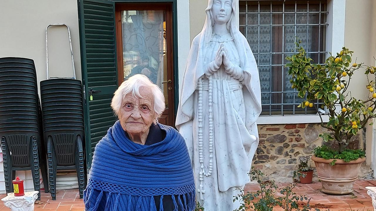 Nonna Renata sconfigge il Covid a 102 anni e torna a passeggio nel parco degli animali
