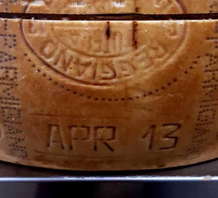Parmigiano Reggiano di 92 mesi: il taglio della forma alla Campola 