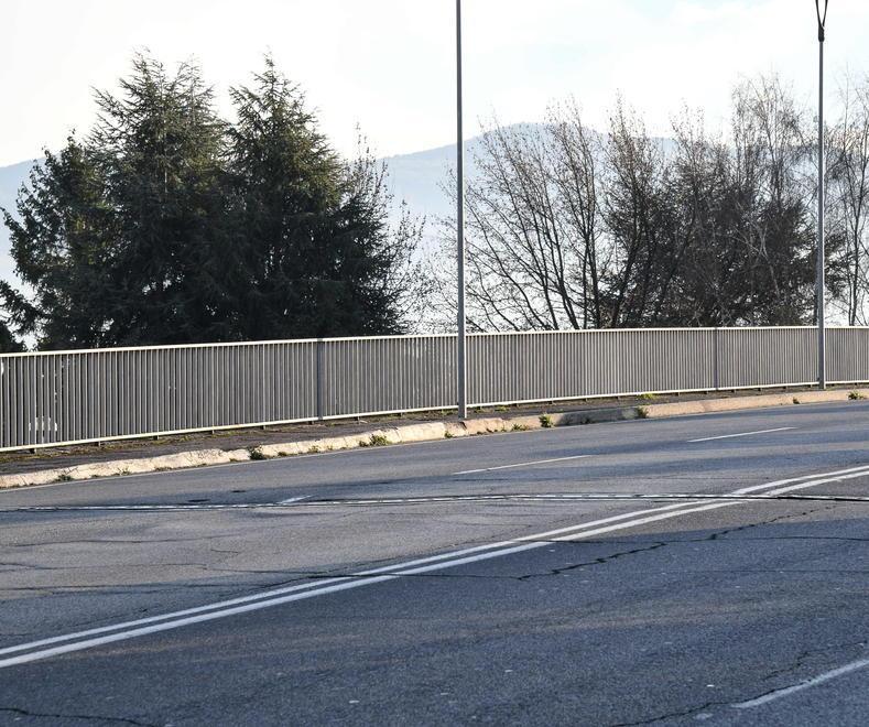 Operazione sicurezza per il cavalcaferrovia: un guard-rail sostituirà la ringhiera in ferro 